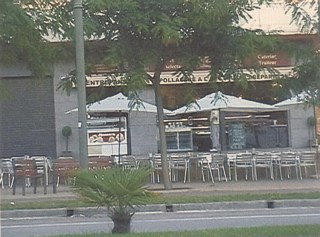 Local i terrassa del bar, cafeteria, restaurant MONSIEUR FRANÇOIS - HBA que va esta obert a l'avinguda del mar de Gavà Mar fins que va haver de tancar per sentència judicial